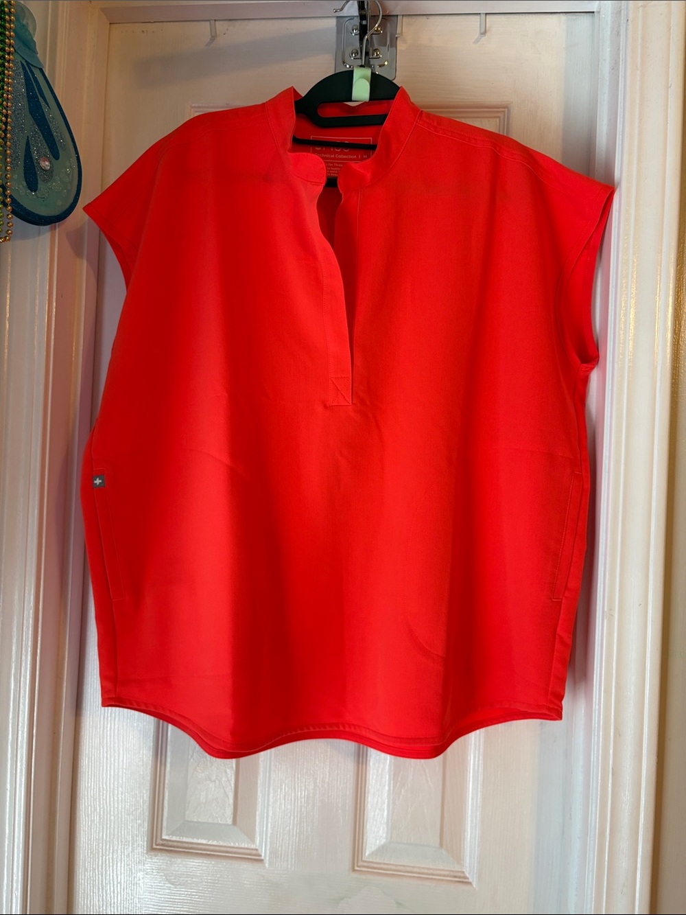 Figs fiery coral Rafaela medium top.